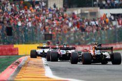Даниил Квят, Scuderia Toro Rosso STR12, и Стоффель Вандорн, McLaren MCL32