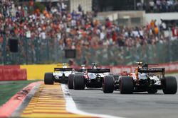 Даниил Квят, Scuderia Toro Rosso STR12, и Стоффель Вандорн, McLaren MCL32