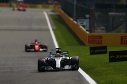 Lewis Hamilton, Mercedes AMG F1 W08, Sebastian Vettel, Ferrari SF70H