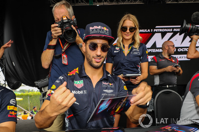 Daniel Ricciardo, Red Bull Racing imza dağıtıyor