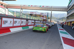 Le Porsche 911 GT3 Cup lasciano la pit lane