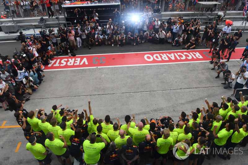 Il vincitore della gara Max Verstappen, Red Bull Racing e Daniel Ricciardo, Red Bull Racing festeggano con il team