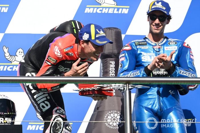 Podio: ganador Aleix Espargaró, Aprilia Racing Team y el tercer lugar Alex Rins, Team Suzuki MotoGP