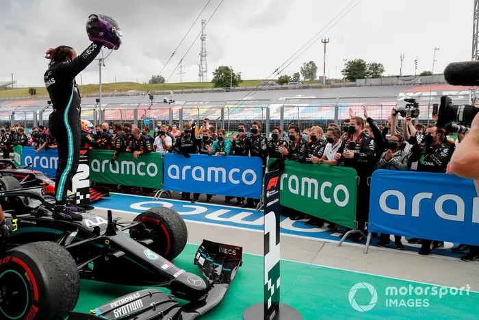 Ganador de la carrera Lewis Hamilton, Mercedes-AMG Petronas F1 celebra