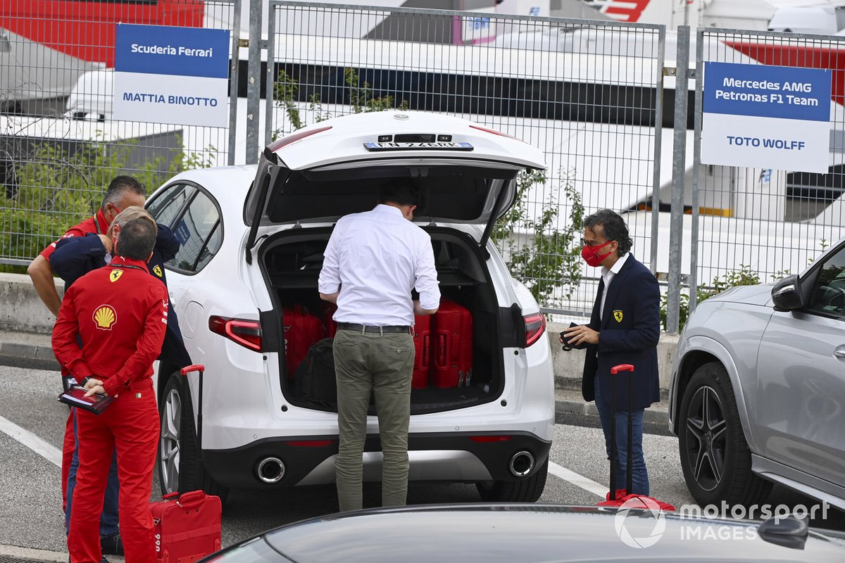 Mattia Binotto, director de la escudería Ferrari, y Laurent Mekies, director deportivo de la escudería Ferrari, llegan al circuito