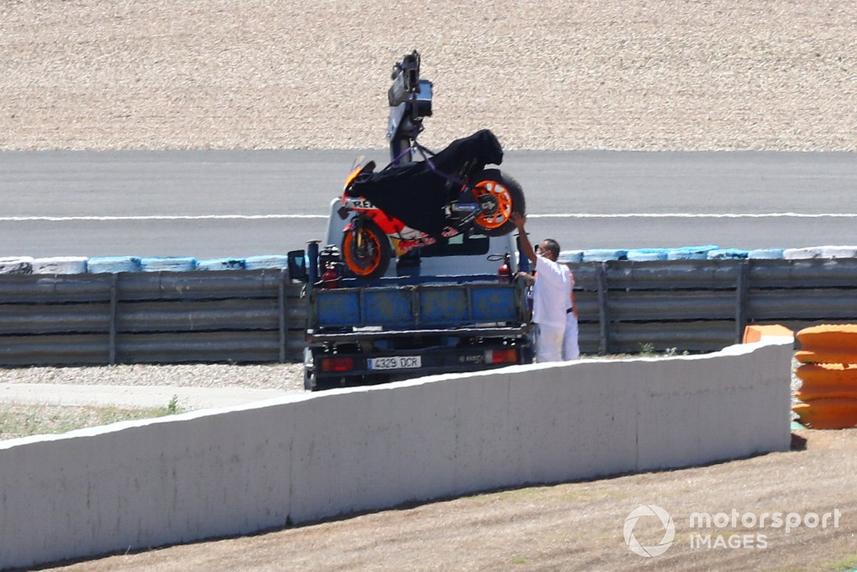 La moto de Alex Márquez, del equipo Repsol Honda en una grúa