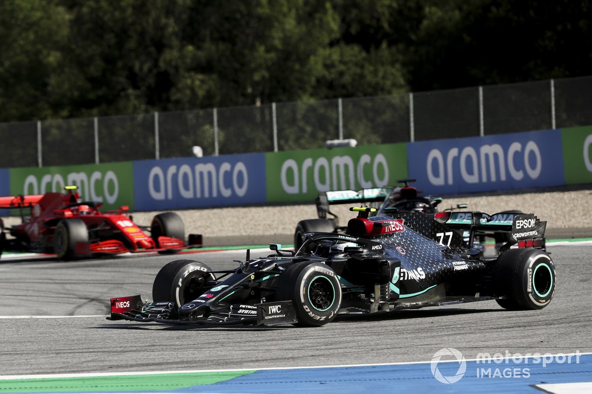 Valtteri Bottas, Mercedes F1 W11 EQ Performance, precede Lewis Hamilton, Mercedes F1 W11 EQ Performance, e Charles Leclerc, Ferrari SF1000