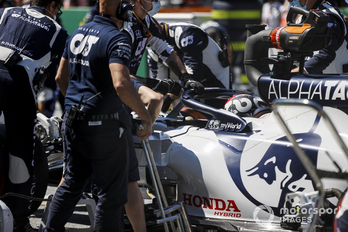 Daniil Kvyat, AlphaTauri AT01, arrives on the grid