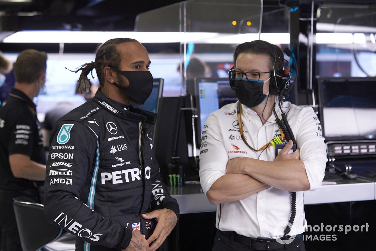 Lewis Hamilton, Mercedes-AMG Petronas F1 in the garage