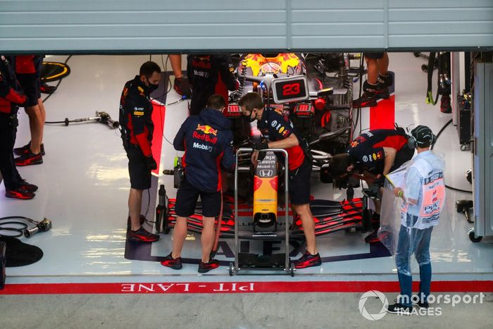 El Red Bull Racing RB16 de Alexander Albon es trabajado por los mecánicos en el garaje del equipo