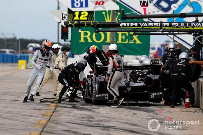 #55 Mazda Team Joest Mazda DPi, DPi: Jonathan Bomarito, Harry Tincknell, pit stop