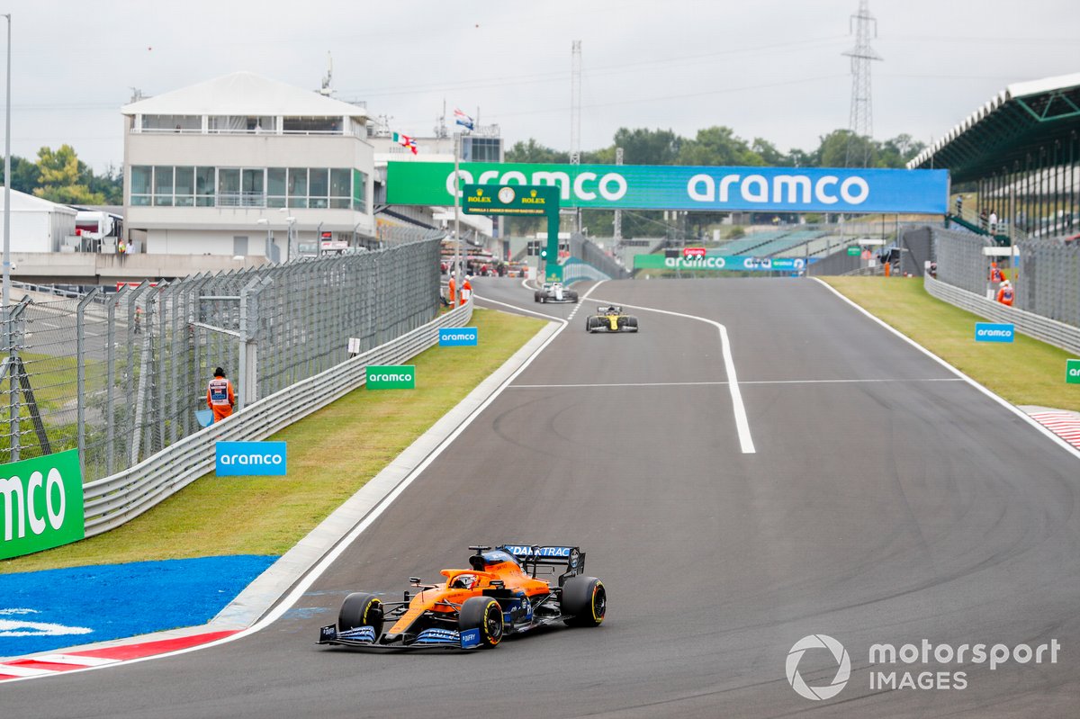 Carlos Sainz Jr., McLaren MCL35, Daniel Ricciardo, Renault F1 Team R.S.20 and George Russell, Williams FW43