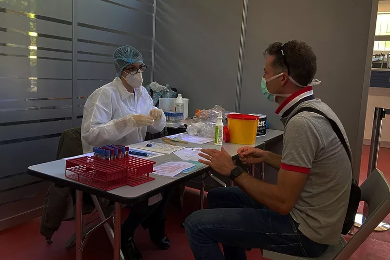 Prueba de serología en la fábrica de la Scuderia Alpha Tauri
