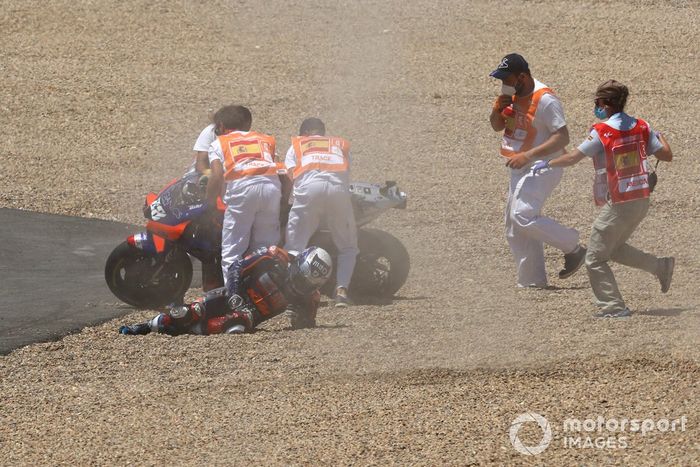 Miguel Oliveira, Red Bull KTM Tech 3 y Brad Binder, Red Bull KTM Factory Racing chocan en la primera curva