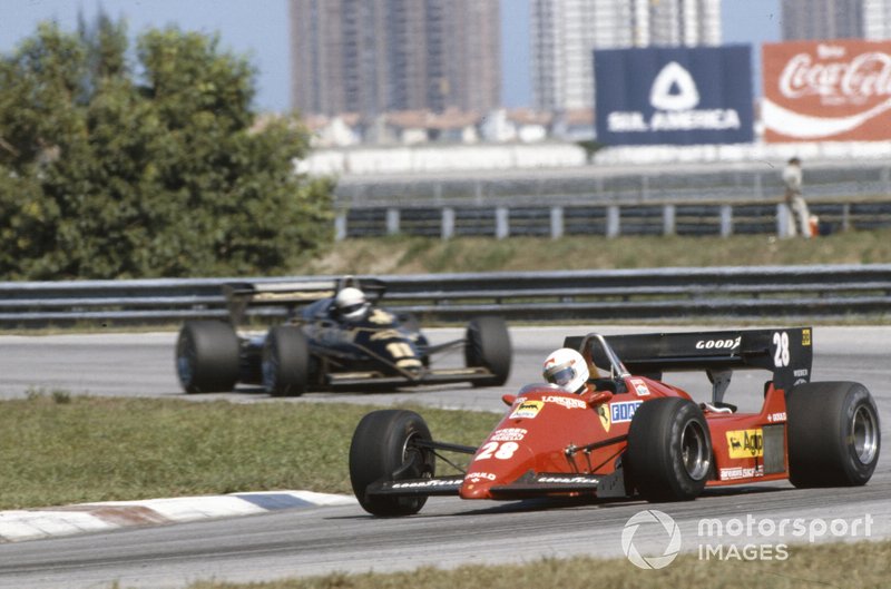 René Arnoux, Ferrari 126C4, leads Elio de Angelis, Lotus 95T Renault