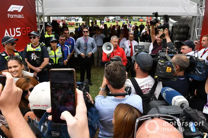 Aficionados sin poder entrar al GP de Australia y la policía custodiando al organizador
