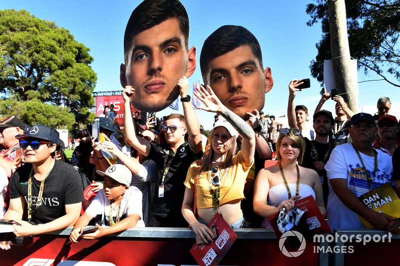 I tifosi attendono l' arrivo dei piloti