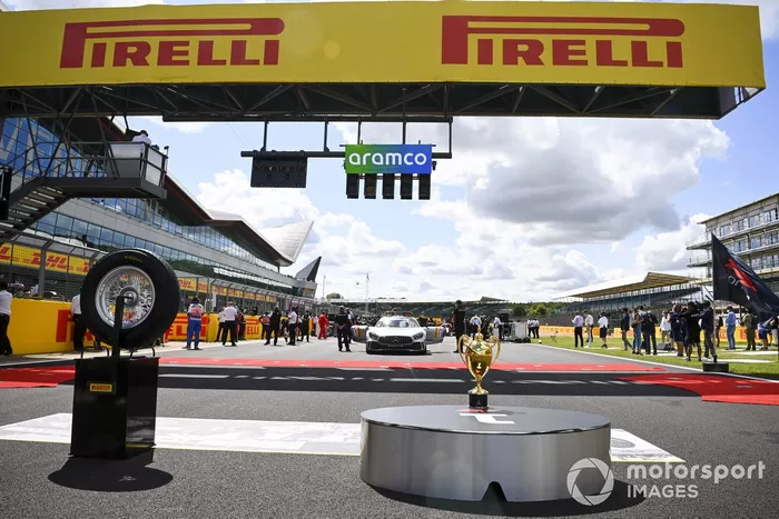 El neumático y el trofeo de Stella Bianca en la parrilla