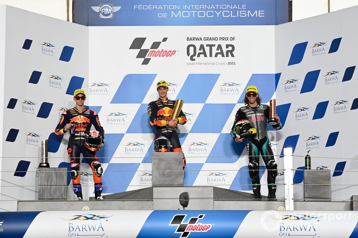 Jaume Masia, Red Bull KTM Ajo, Pedro Acosta, Red Bull KTM Ajo, Darryn Binder, Petronas Sprinta Racing, en el podio