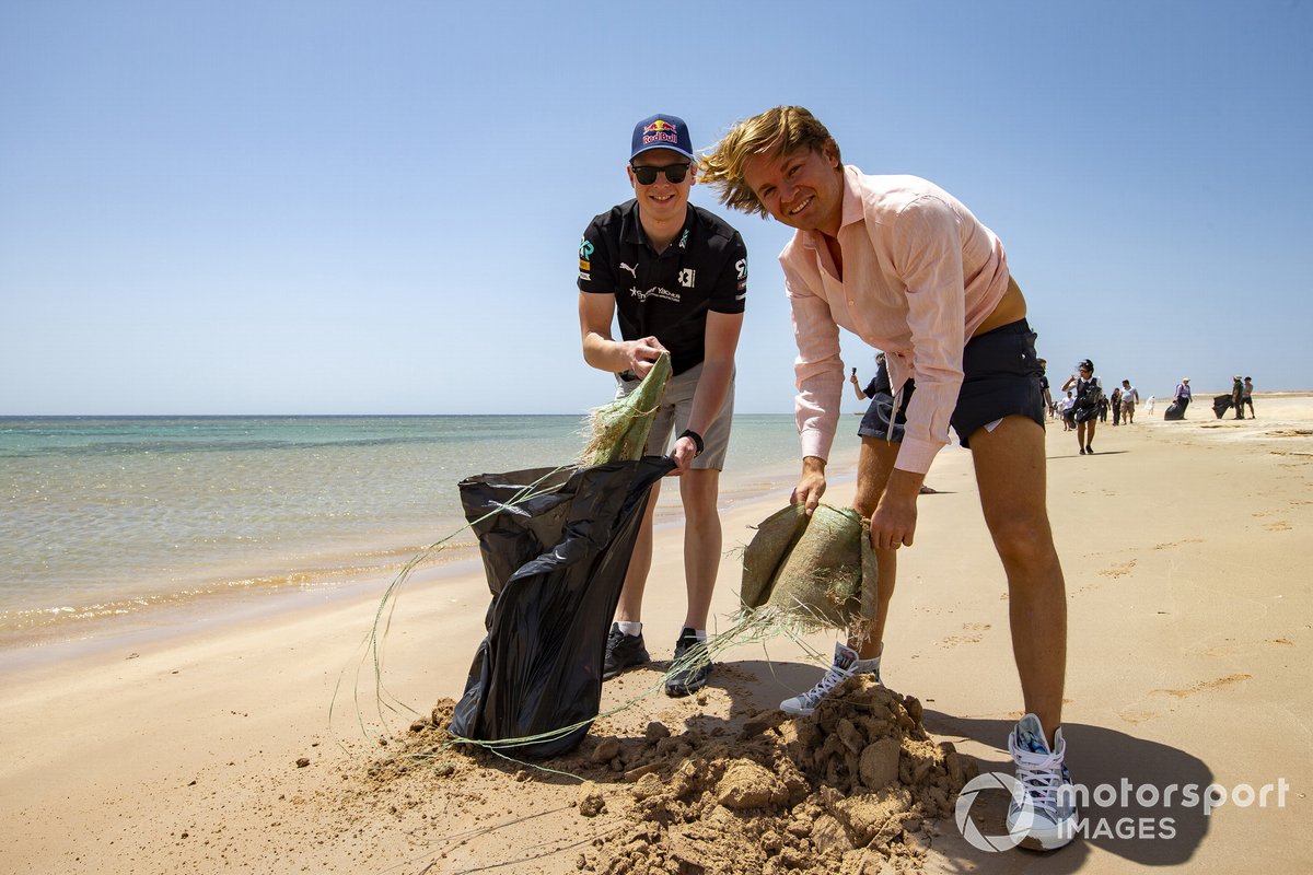 Johan Kristoffersson, Rosberg X Racing, y Nico Rosberg, fundador y CEO del Rosberg X Racing, recogen basura de la playa