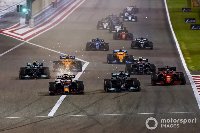 Max Verstappen, Red Bull Racing RB16B, Lewis Hamilton, Mercedes W12, Charles Leclerc, Ferrari SF21, Valtteri Bottas, Mercedes W12, Lando Norris, McLaren MCL35M, e il resto delle auto alla partenza della gara