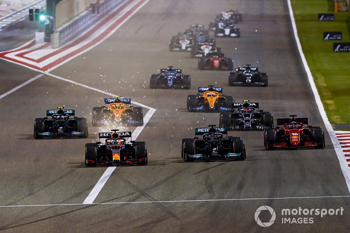 Max Verstappen, Red Bull Racing RB16B, Lewis Hamilton, Mercedes W12, Charles Leclerc, Ferrari SF21, Valtteri Bottas, Mercedes W12, Lando Norris, McLaren MCL35M, e il resto delle auto alla partenza della gara
