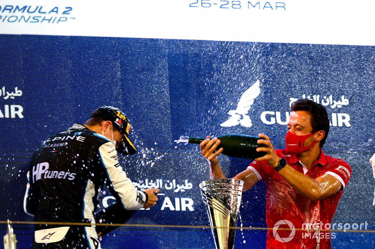 Podio: ganador Oscar Piastri, Prema Racing