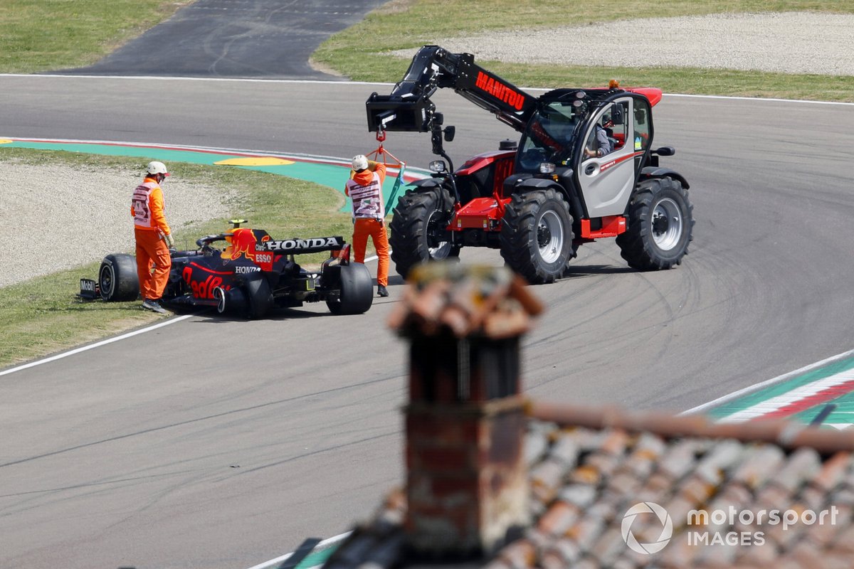I commissari mentre spostano la vettura di Sergio Perez, Red Bull Racing RB16B dalla pista