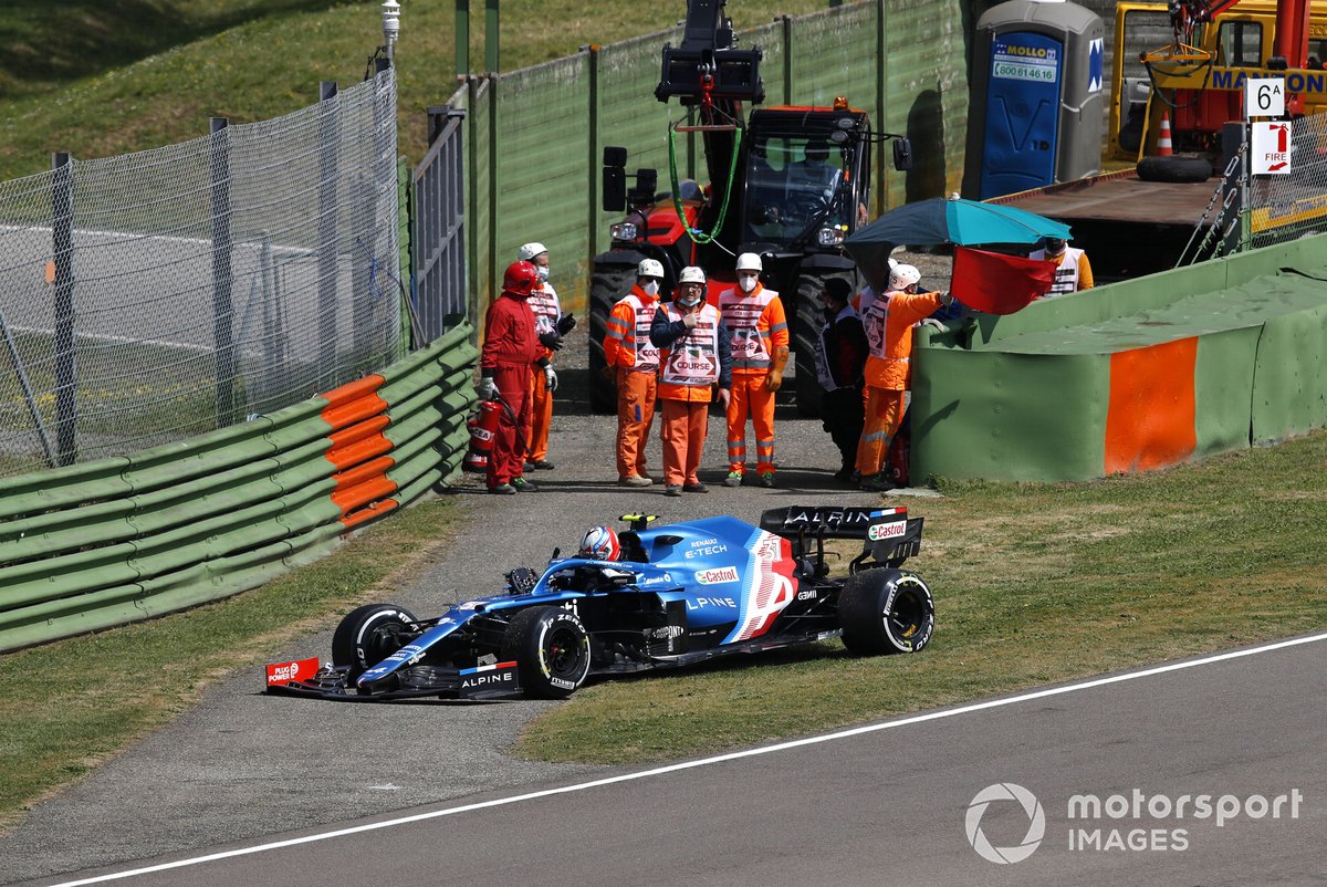Esteban Ocon, Alpine A521, se baja de su monoplaza tras chocar con Sergio Pérez, Red Bull