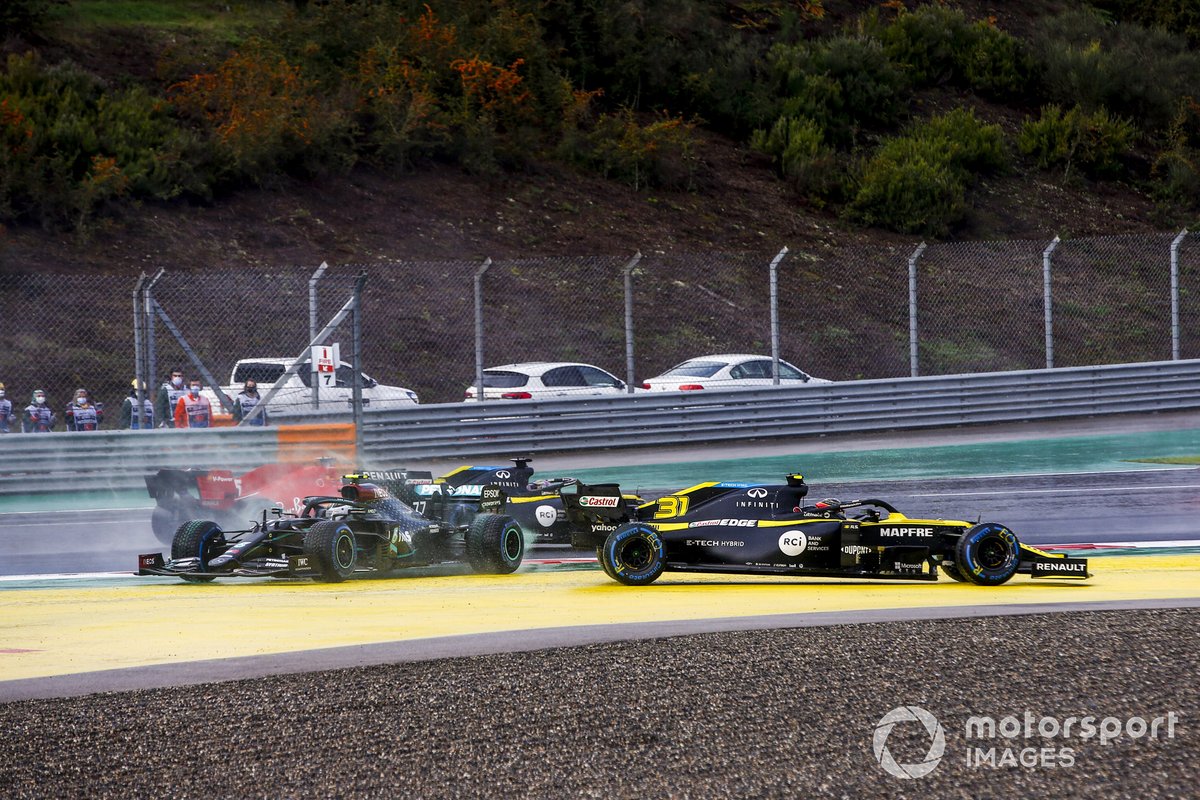 Esteban Ocon, Renault F1 Team R.S.20 y Valtteri Bottas, Mercedes F1 W11 chocan al inicio