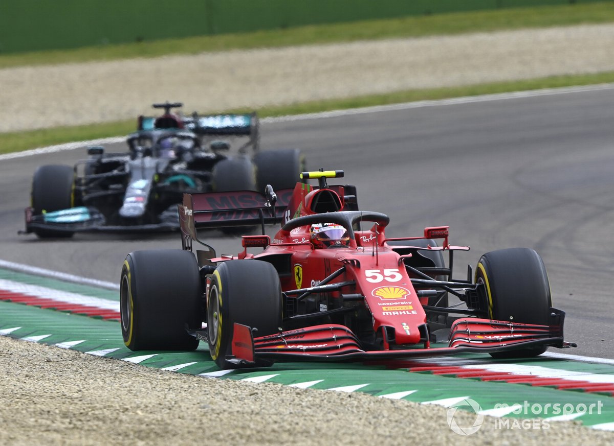 Carlos Sainz Jr., Ferrari SF21, Lewis Hamilton, Mercedes W12