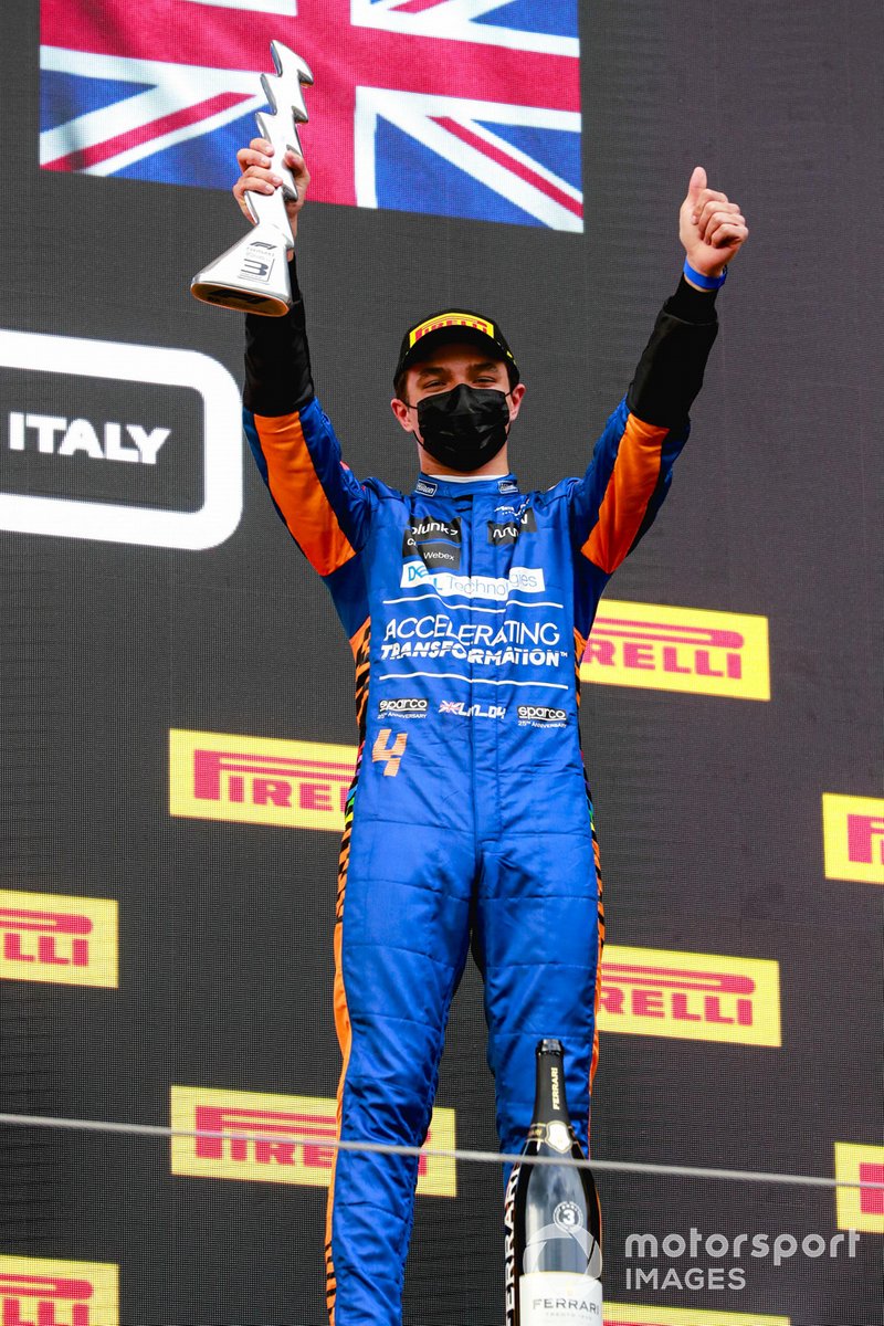 Lando Norris, McLaren, 3° sul podio il trofeo