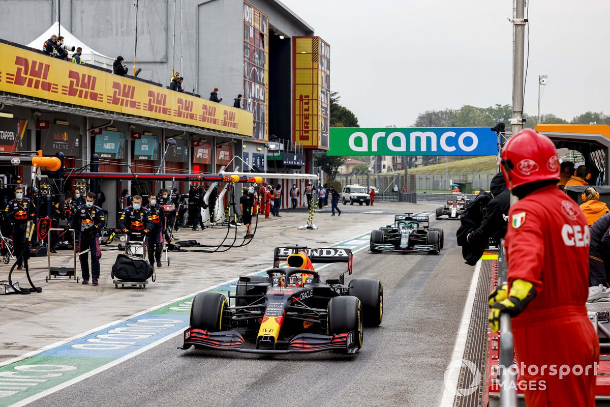 Max Verstappen, Red Bull Racing RB16B, Lance Stroll, Aston Martin AMR21, Antonio Giovinazzi, Alfa Romeo Racing C41, en pits