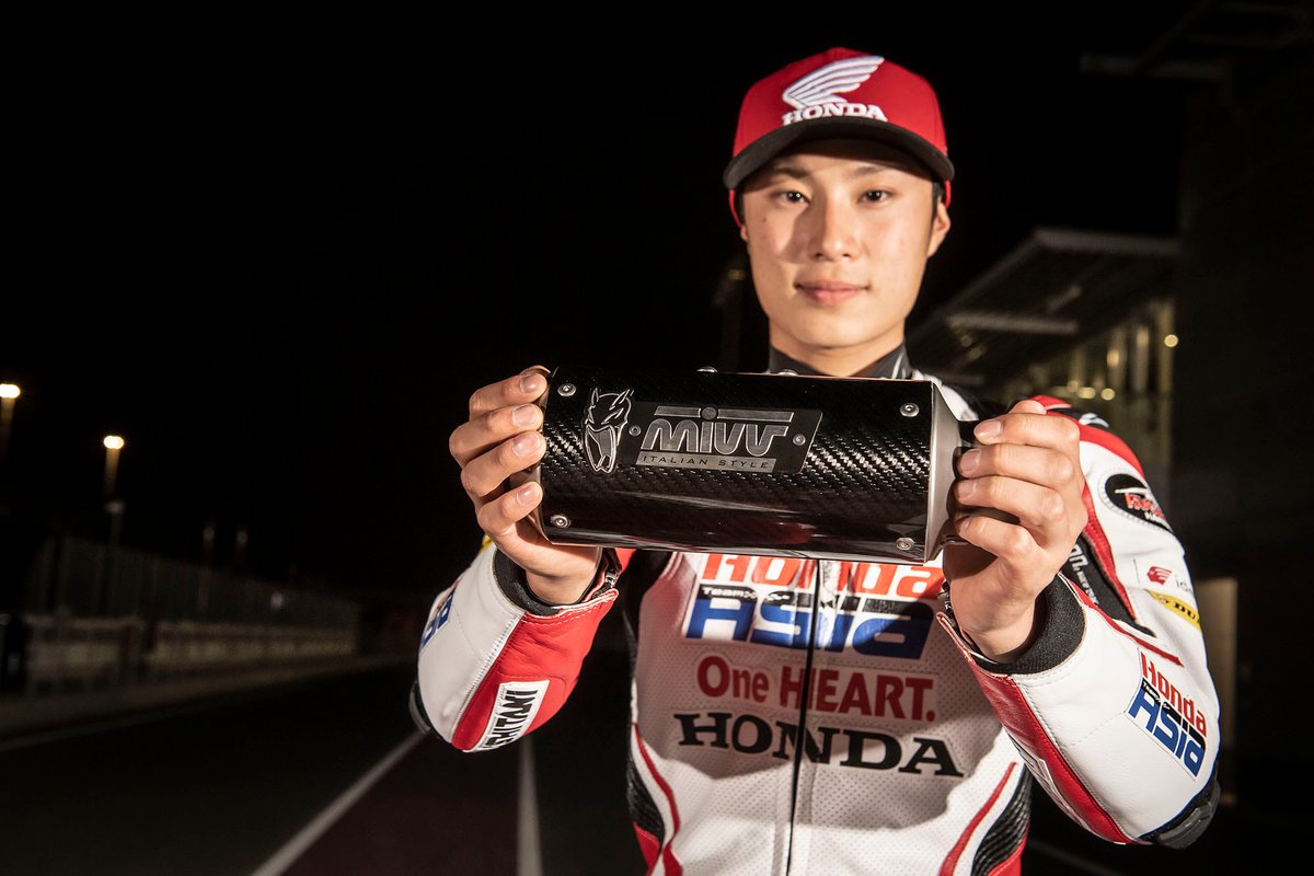Yuki Kunii, Honda Team Asia, memegang knalpot MIVV