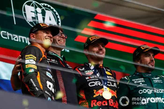Lando Norris, McLaren, 2ª posición, el delegado del trofeo Red Bull, Max Verstappen, Red Bull Racing, 1ª posición, Fernando Alonso, Aston Martin F1 Team, 3ª posición, en el podio.