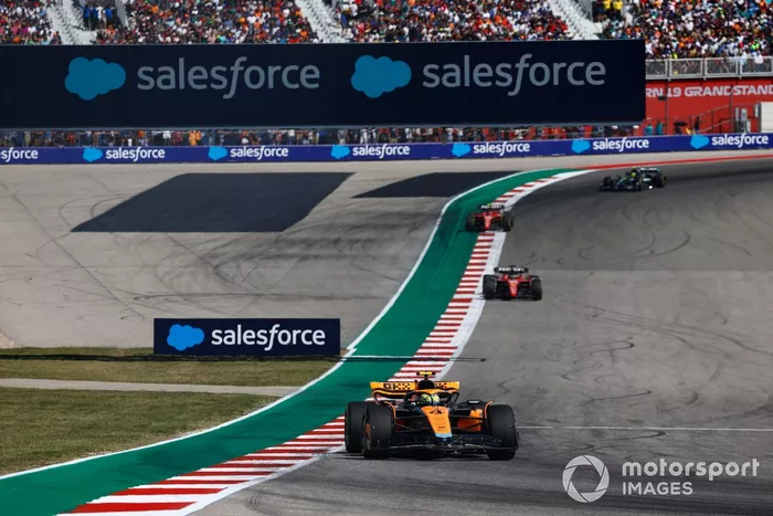 Lando Norris, McLaren MCL60, Charles Leclerc, Ferrari SF-23, Carlos Sainz