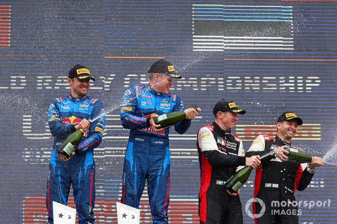 Podio: Ganadores Ott Tänak, Martin Järveoja, M-Sport Ford World Rally Team Ford Puma Rally1, terceros Elfyn Evans, Scott Martin, Toyota Gazoo Racing WRT Toyota GR Yaris Rally1