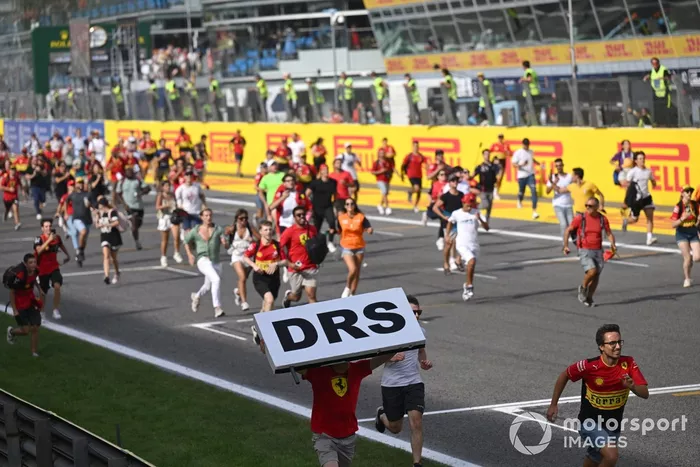 Los aficionados invaden el circuito tras la carrera
