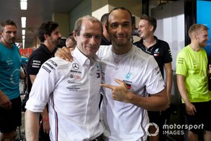 Lewis Hamilton, Mercedes AMG F1, Valtteri Bottas, Mercedes AMG F1, Toto Wolff, teambaas, Mercedes AMG, en het gehele team vieren de overwinning en het behalen van beide kampioenschappen
