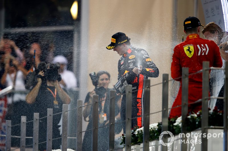Max Verstappen, Red Bull Racing, secondo classificato, Lewis Hamilton, Mercedes AMG F1, primo classificato, e Charles Leclerc, Ferrari, terzo classificato, spruzza Champagne sul podio