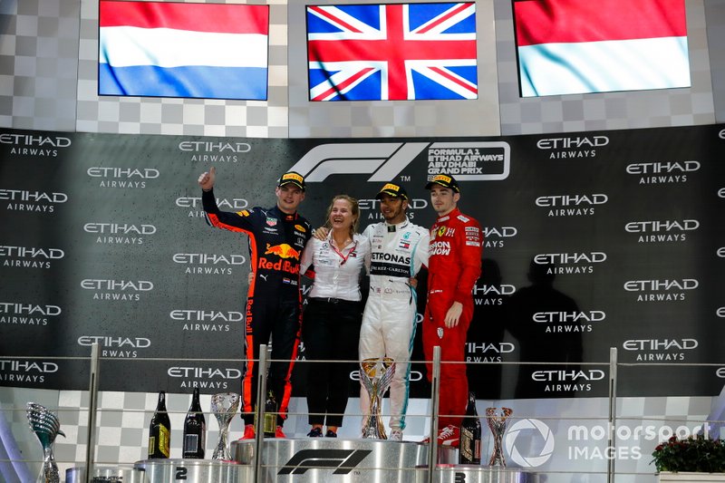 Podio: segundo lugar Max Verstappen, Red Bull Racing, la representante de Mercedes Britta Seeger, ganador de la carrera Lewis Hamilton, Mercedes AMG F1, y el tercer lugar Charles Leclerc, Ferrari
