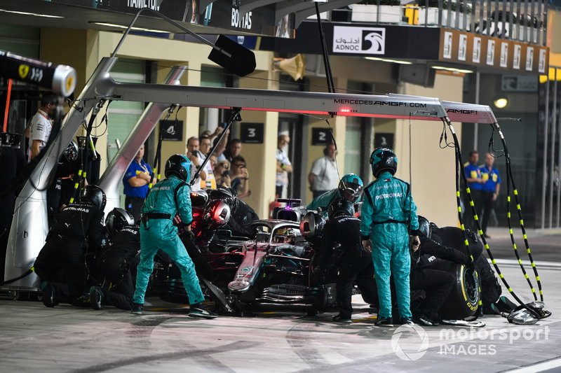 Lewis Hamilton, Mercedes AMG F1 W10, pit stop