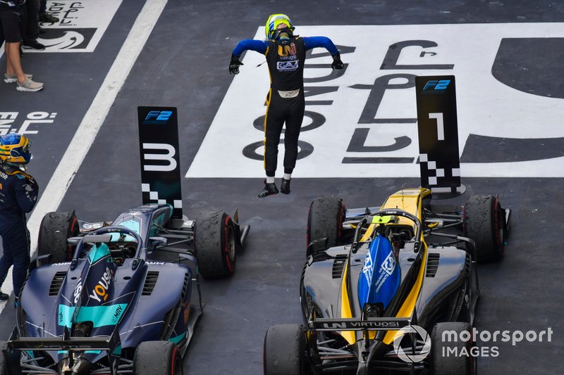 Luca Ghiotto, UNI Virtuosi Racing, festeggia la vittoria al parc ferme, con Sergio Sette Camara, Dams 