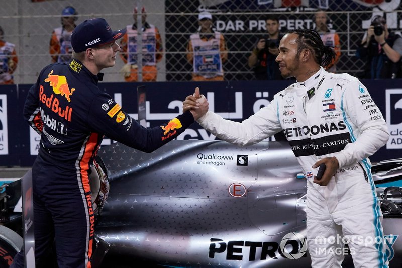 Max Verstappen, Red Bull Racing, felicita a Lewis Hamilton, Mercedes AMG F1