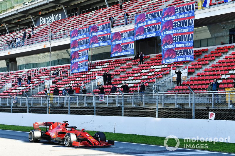 Sebastian Vettel, Ferrari SF1000, supera uno stand che espone striscioni a sostegno di Max Verstappen, Red Bull Racing