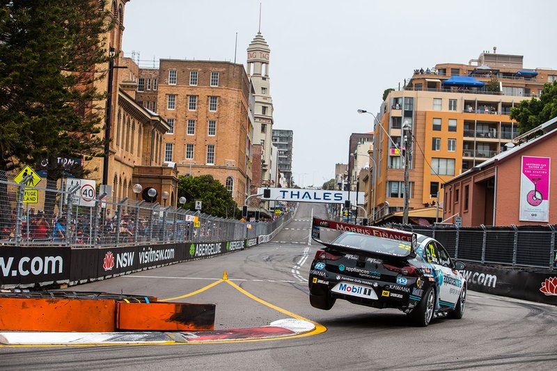 Джеймс Кортни за рулем Holden Commodore ZB на этапе серии Supercars в Ньюкасле