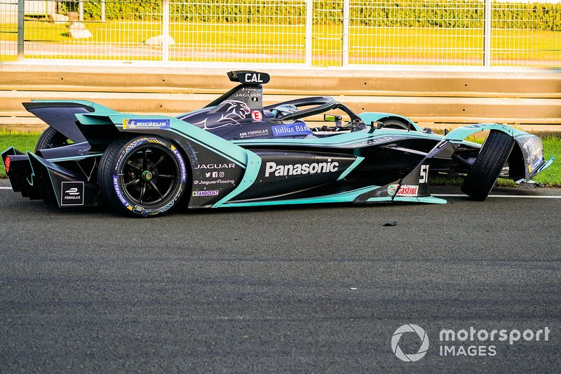 James Calado, Jaguar Racing, Jaguar I-Type 4, with damage to his front end