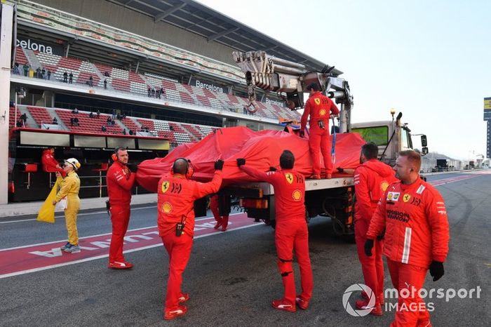 El coche de Sebastian Vettel, Ferrari vuelve en grúa al box