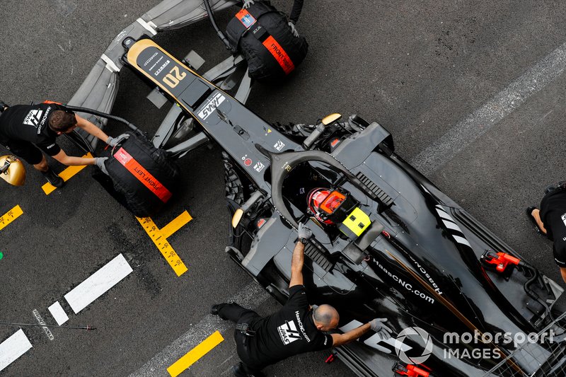 Kevin Magnussen, Haas F1 Team VF-19, viene riportato nel garage