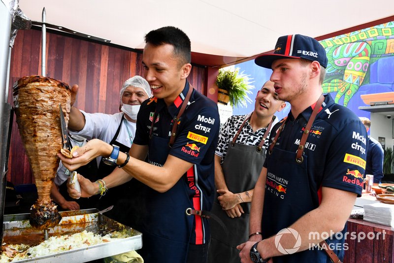 Alex Albon, Red Bull Racing e Max Verstappen, Red Bull Racing fanno un taco